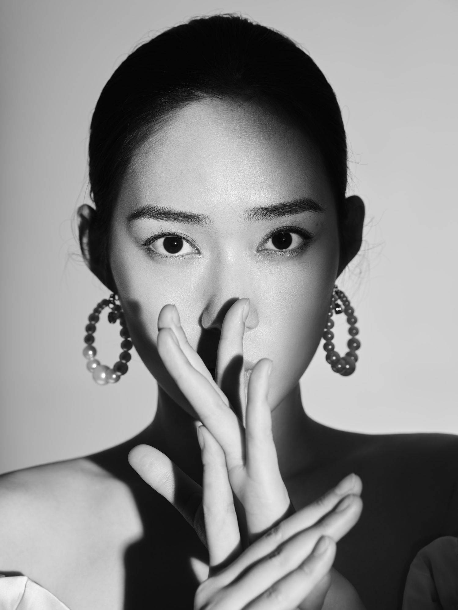 韩聪聪写真曝光黑白光影交错浪漫诠释优雅与柔情