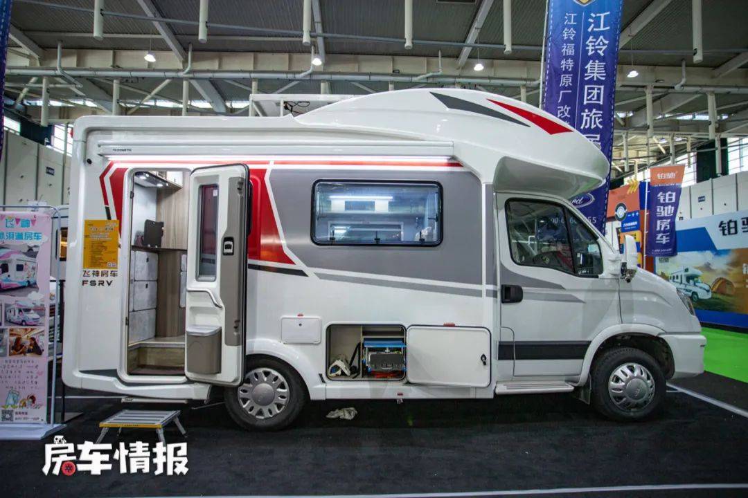 飞神推出达尔文房车,网红布局空间大,带12度电三张大床可睡6人