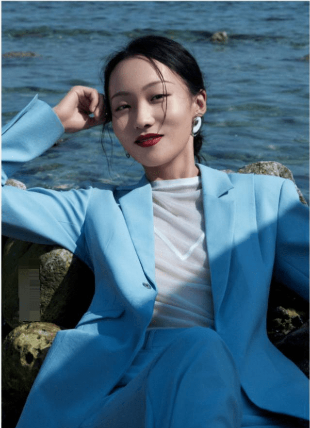 疯产姐妹张小花意外出镜身材丰腴眼睛灵动网友宝藏女孩