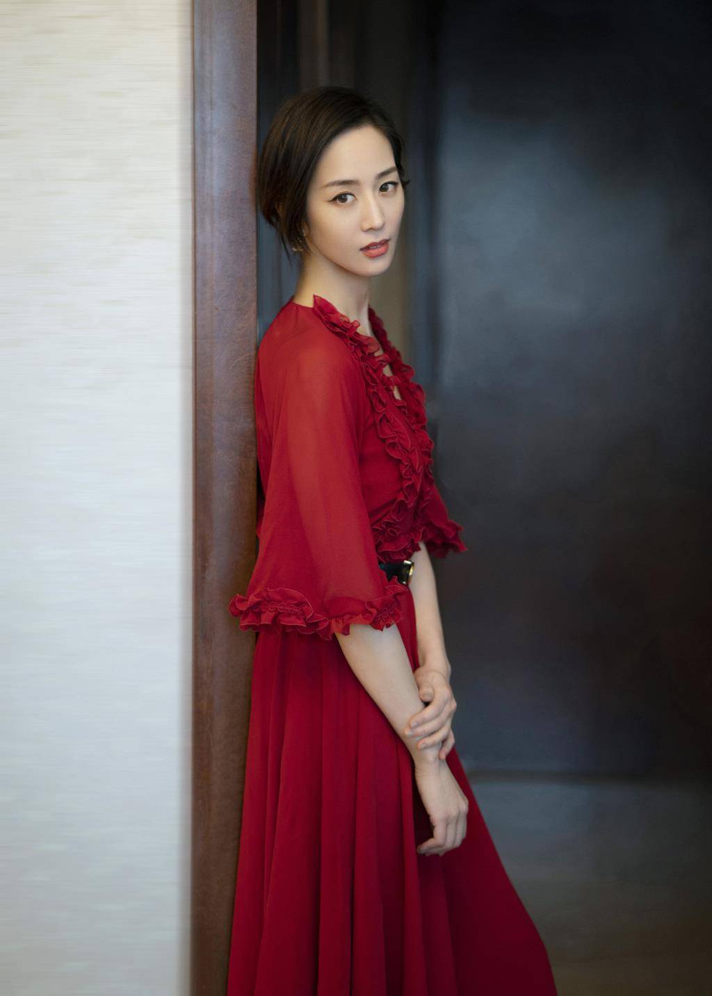 瞧张钧甯的红裙穿搭,跟着女神穿准没错