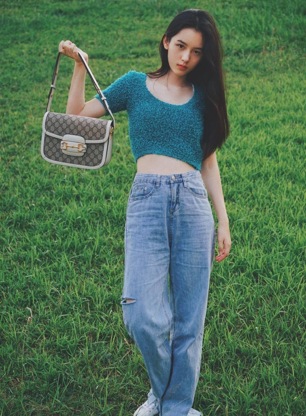 原创山河令彩排周也牛仔裤小白鞋打扮真甜美又圈粉无数