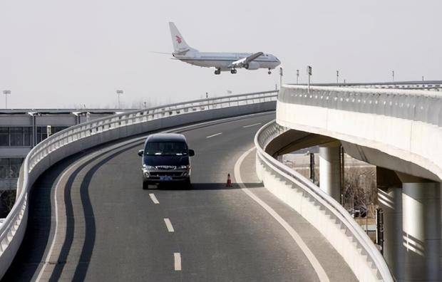 东雷高速,调顺跨海大桥,湛江大道等项目建设,推进广东滨海旅游公路