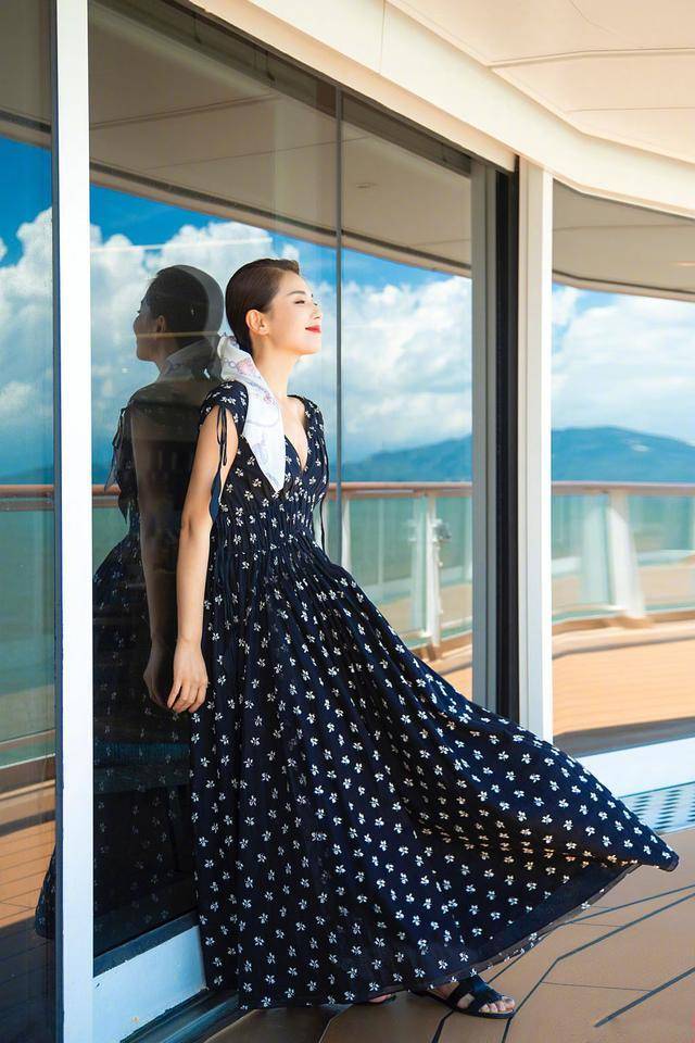 刘涛终于肯扮贵妇穿深v裙游轮上拍大片拿丝巾绑头发优雅显贵