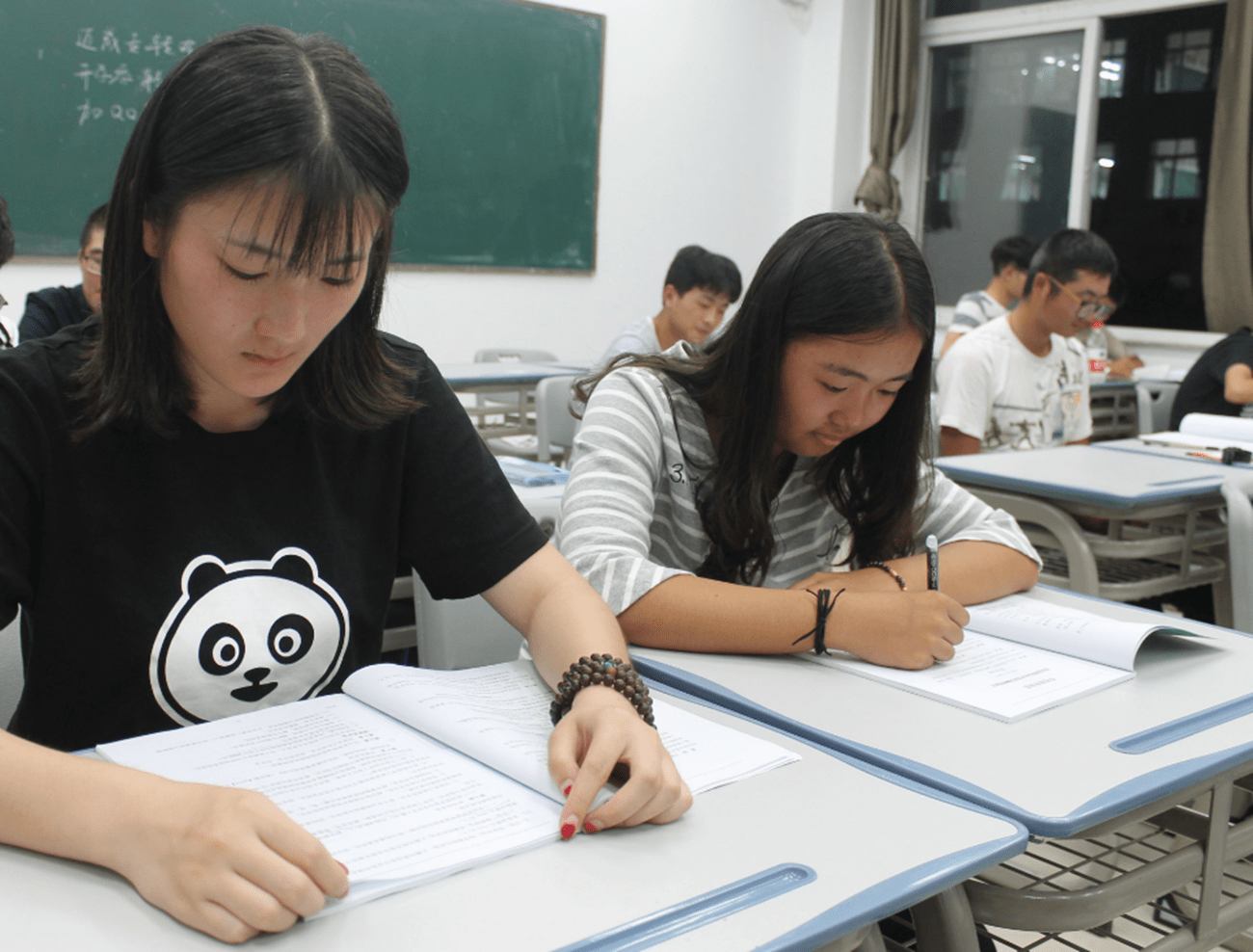 大学应该做班干部吗 dfc7b649fe24486492b00f24f1afa2e1.png