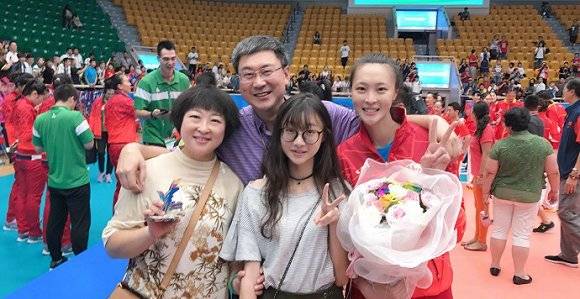 她和姐姐年龄差距10多岁,但是感情很好.