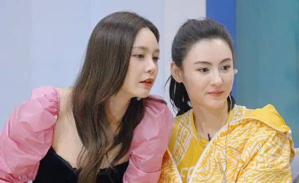 穿短裙都端坐着,看沈梦辰张柏芝的"坐姿",少女和宝妈的差距