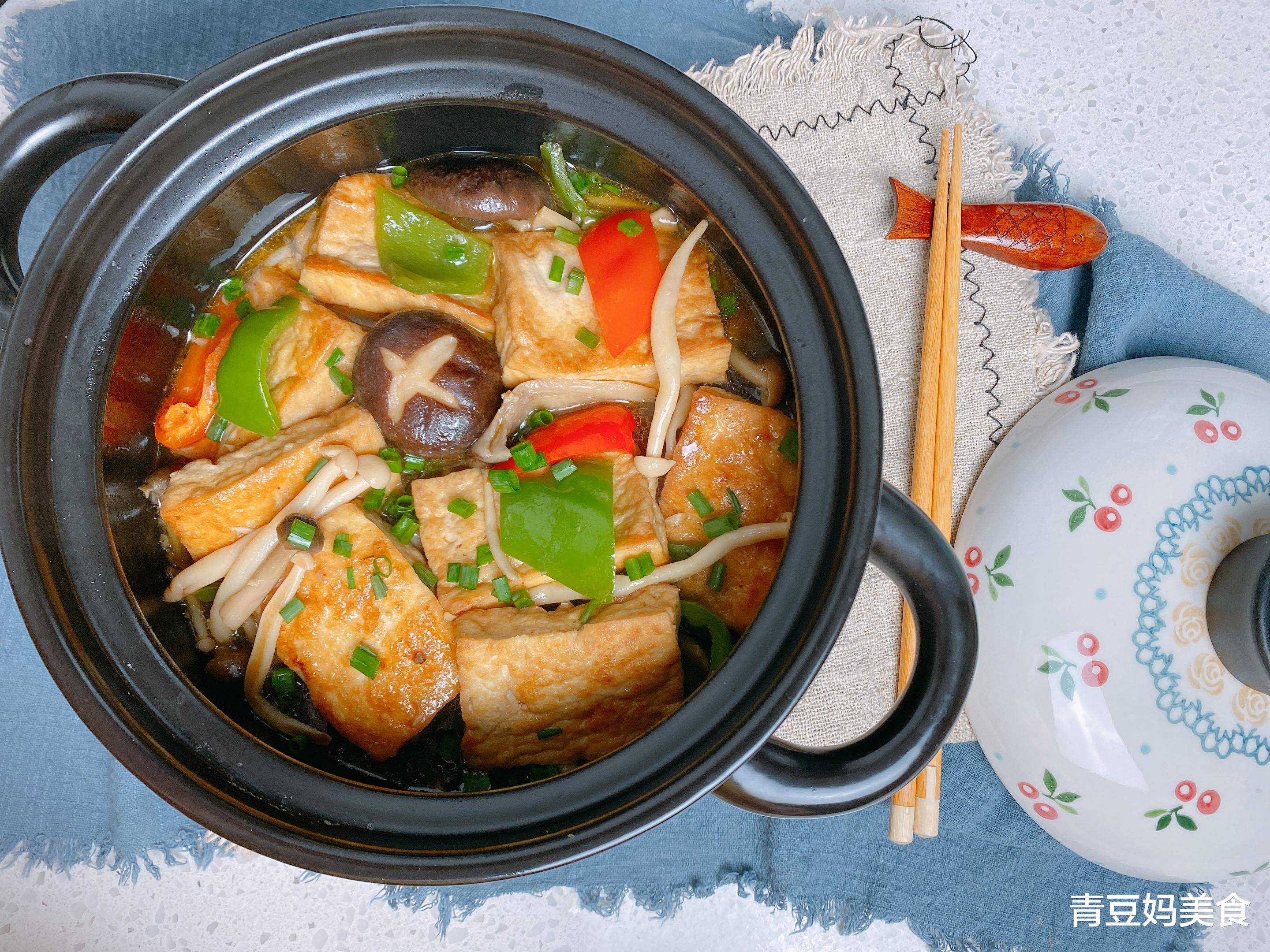 下雪天来一锅暖暖的菌菇豆腐煲营养好吃又便宜汤鲜味美超下饭