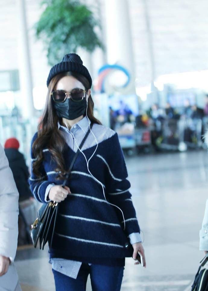 原创赵丽颖机场太会营造层次毛衣叠穿衬衫心机露一截下摆真潮