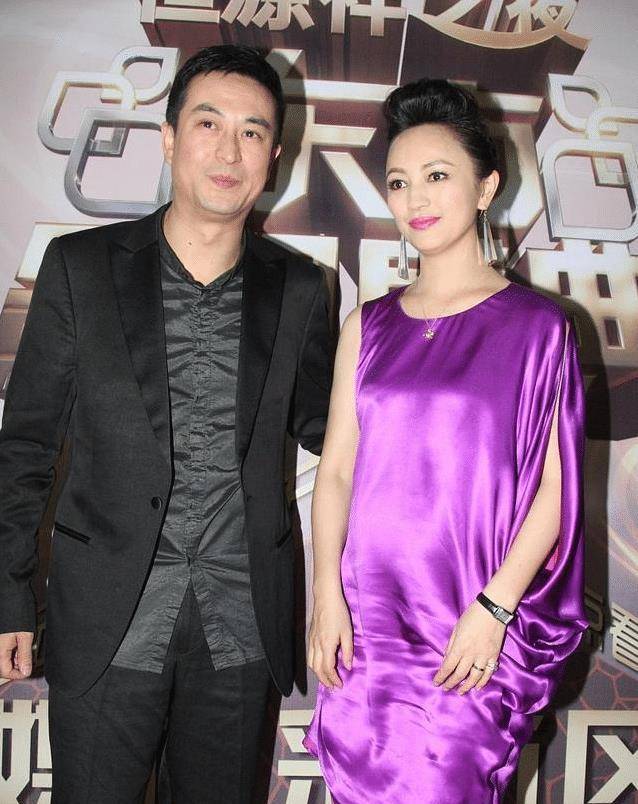 原创罗海琼红毯遇尴尬穿缎面裙都是褶还配双红袜一看就是老板娘