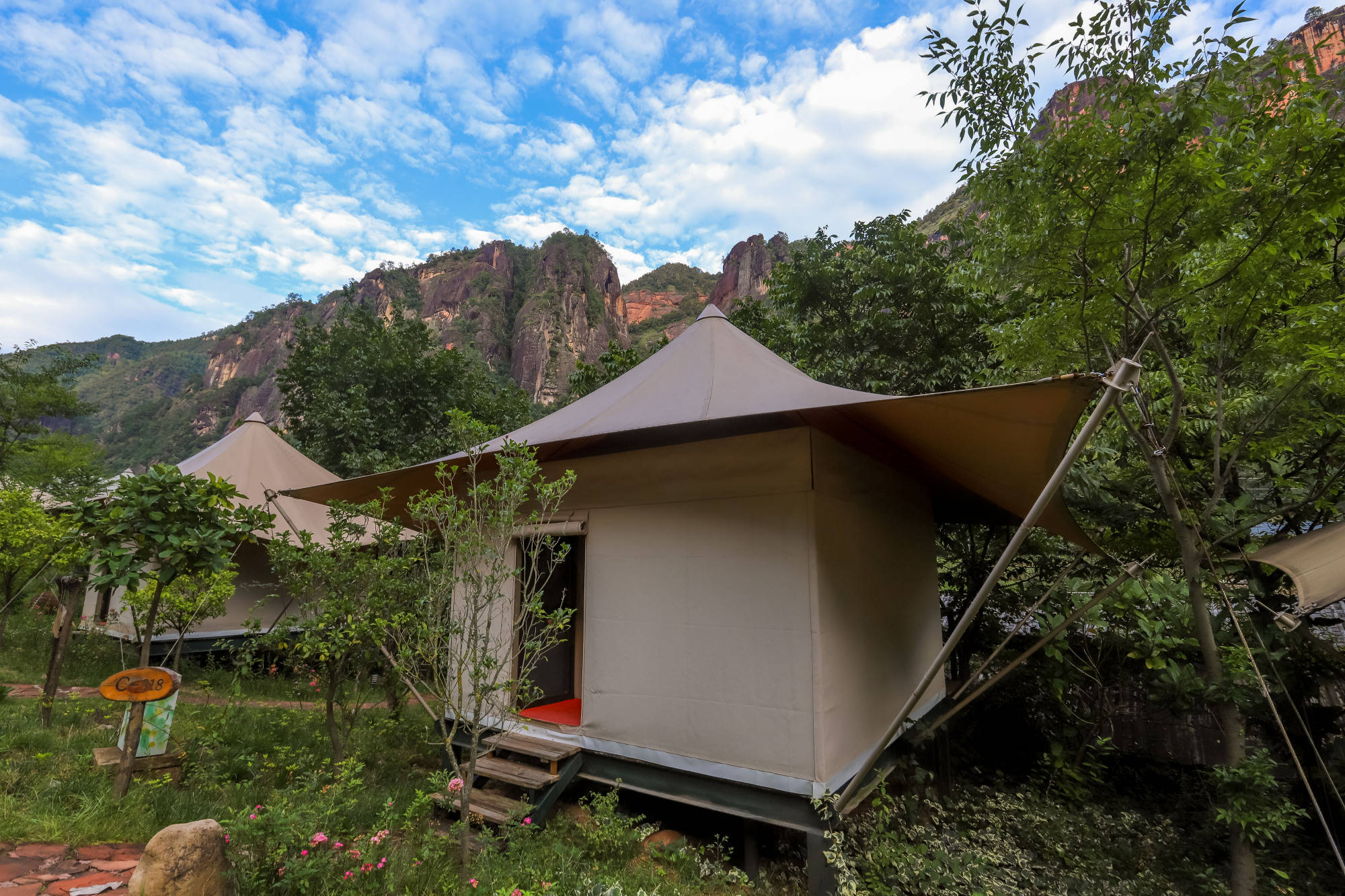 云南丽江小众景点,群山环绕下的营地,抬头就能观赏丹霞地貌_帐篷