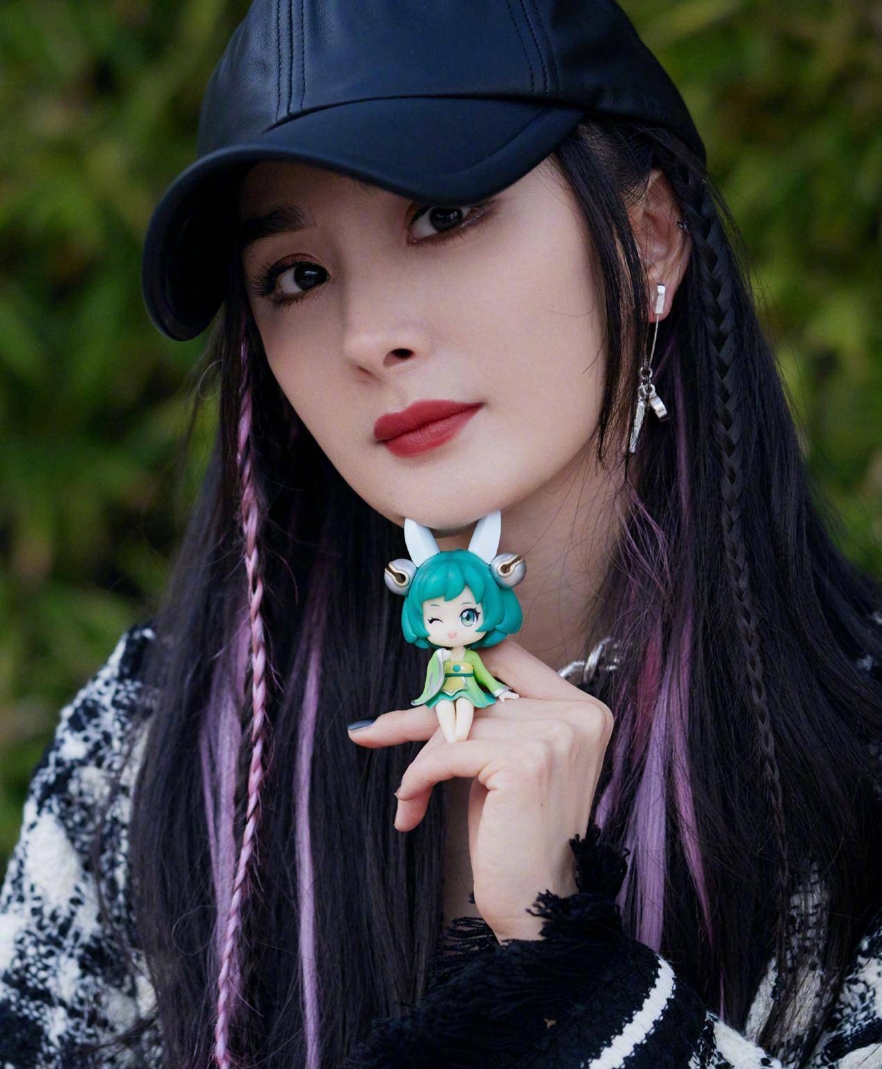 本人|辣妈杨幂用一件“格纹外套”穿出游戏少女感，减龄但又不缺女人味