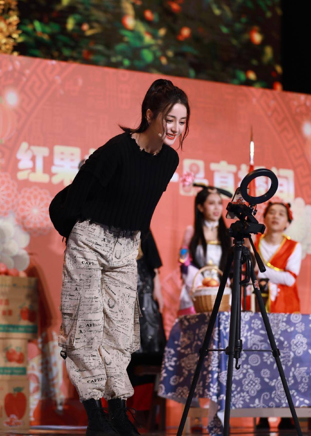 原创迪丽热巴搭档宋小宝演小品穿毛衣剪掉一截下摆出镜时髦又显瘦