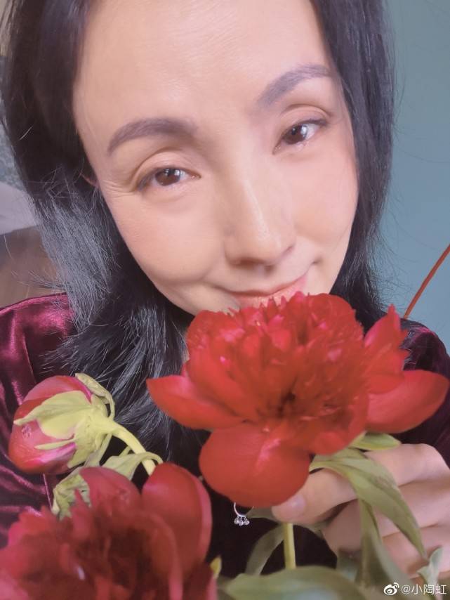 陶虹一身素衣全素颜打坐照曝光,被吐槽像老太太