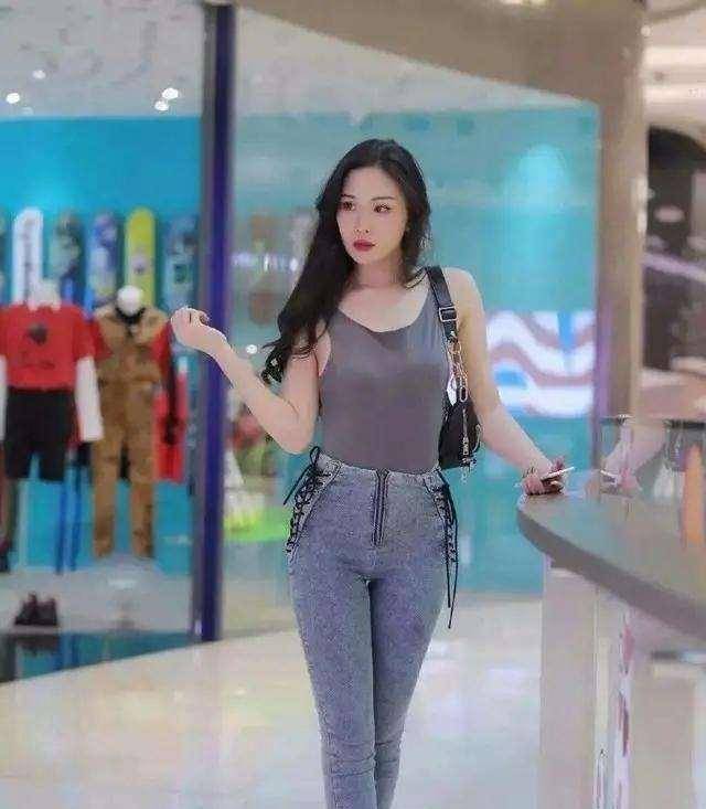 上衣|浅蓝色上衣，版型休闲，质感轻薄，更显简单大气的时尚感