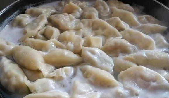 煮饺子,最不该水开就下锅,大厨:只需这2点,饺子嫩滑不粘锅