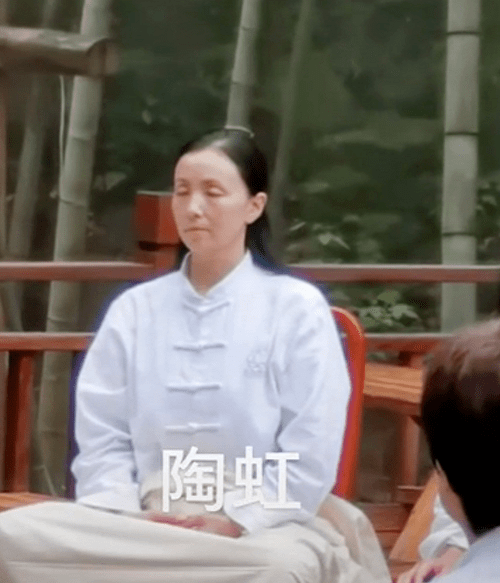 陶虹一身素衣全素颜打坐照曝光,被吐槽像老太太