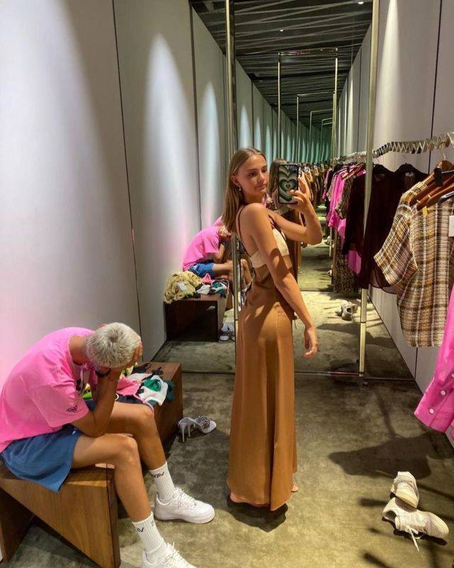 贝克汉姆次子陪女友购物,满脸不耐烦