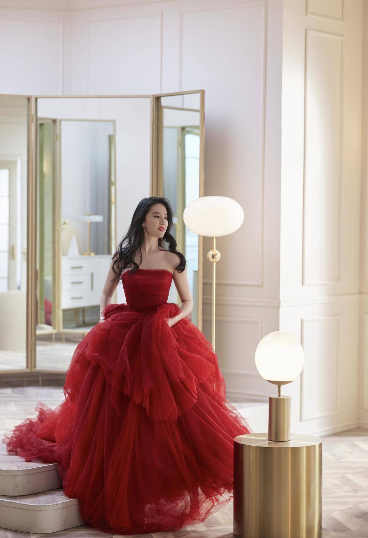 大s徐熙媛把我给惊艳了身穿一袭斜露肩的小红裙亮相姐真洋气