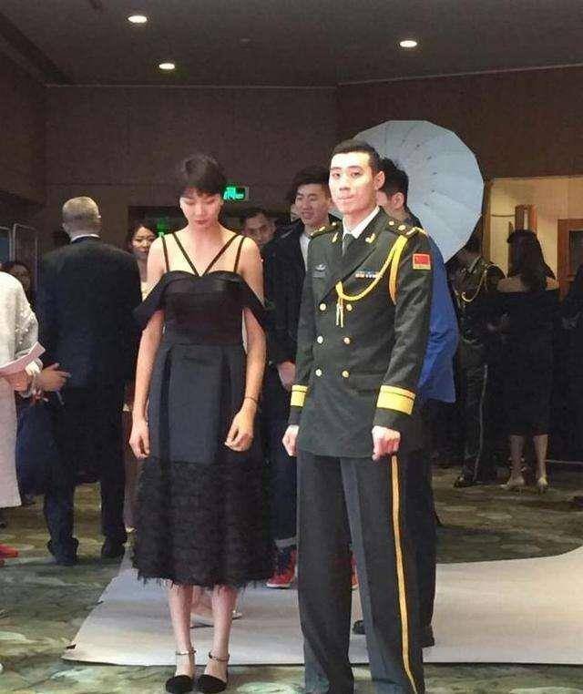 原创袁心玥露肩礼服,身材高大圆润,上围傲挺,颜值惊艳,肤白貌美!