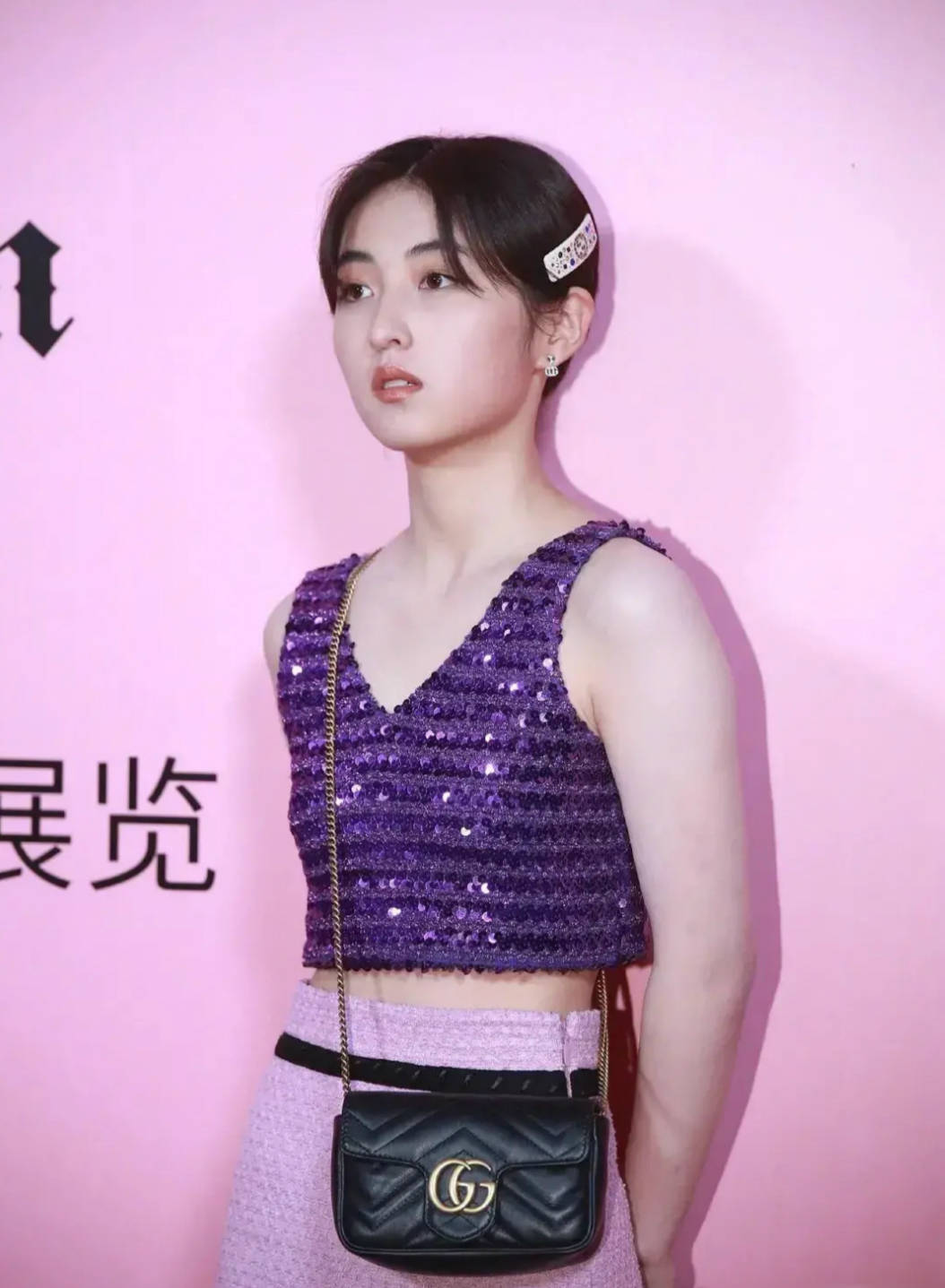 张子枫的斜方肌又回来了?同场比美输给文淇,弯腰驼背被杨紫吊打