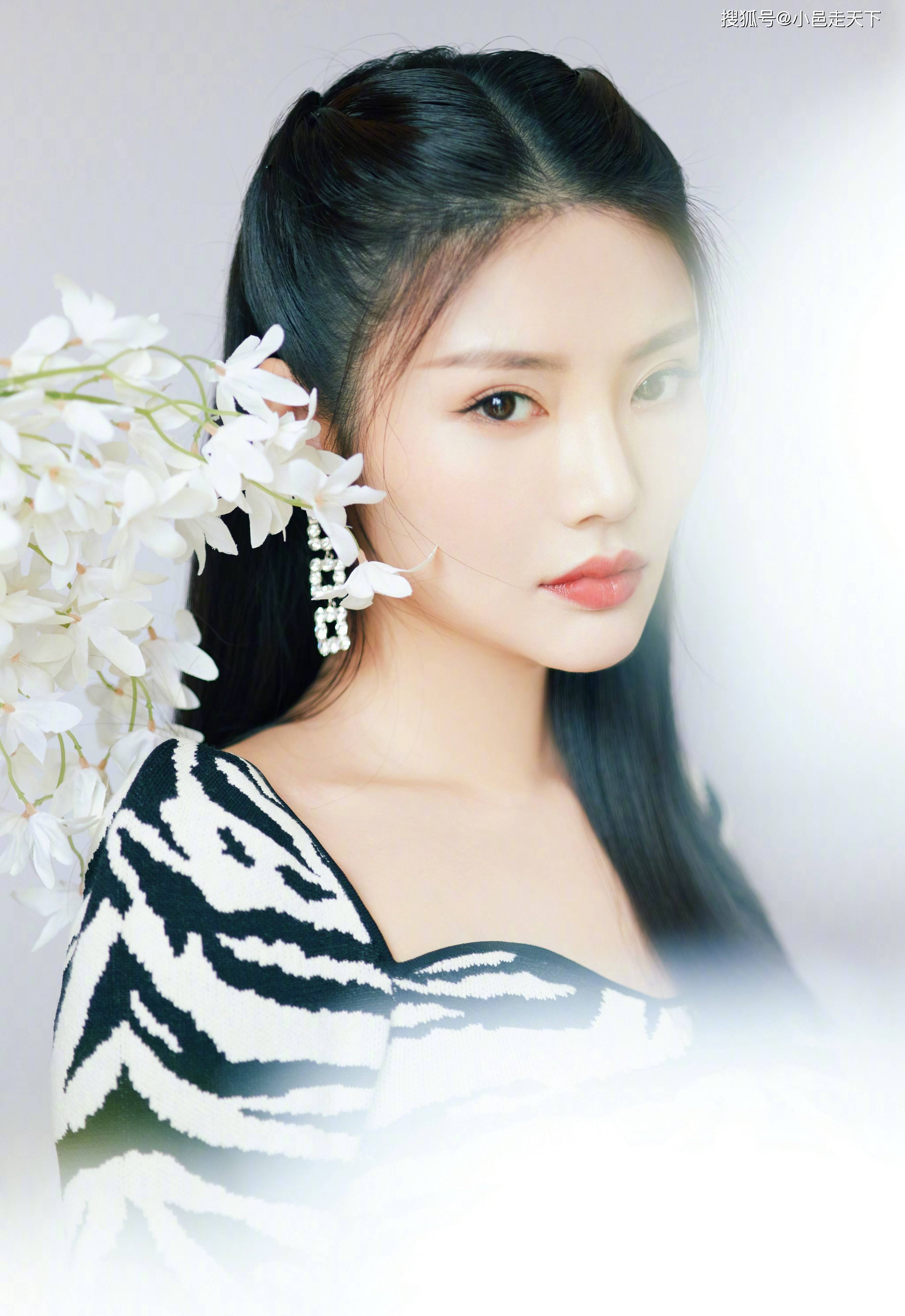 徐冬冬优雅时尚写真