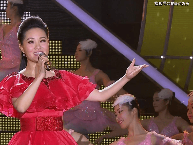 雷佳师承国家级演唱家邹文琴老师,师兄师姐也都是歌唱领域数一数二的