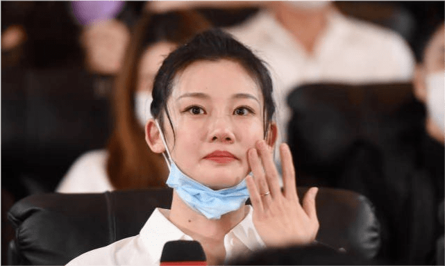 很多人都知道,郑恺为"郝超越"这个角色增肥了足足40斤,妻子苗苗在电影