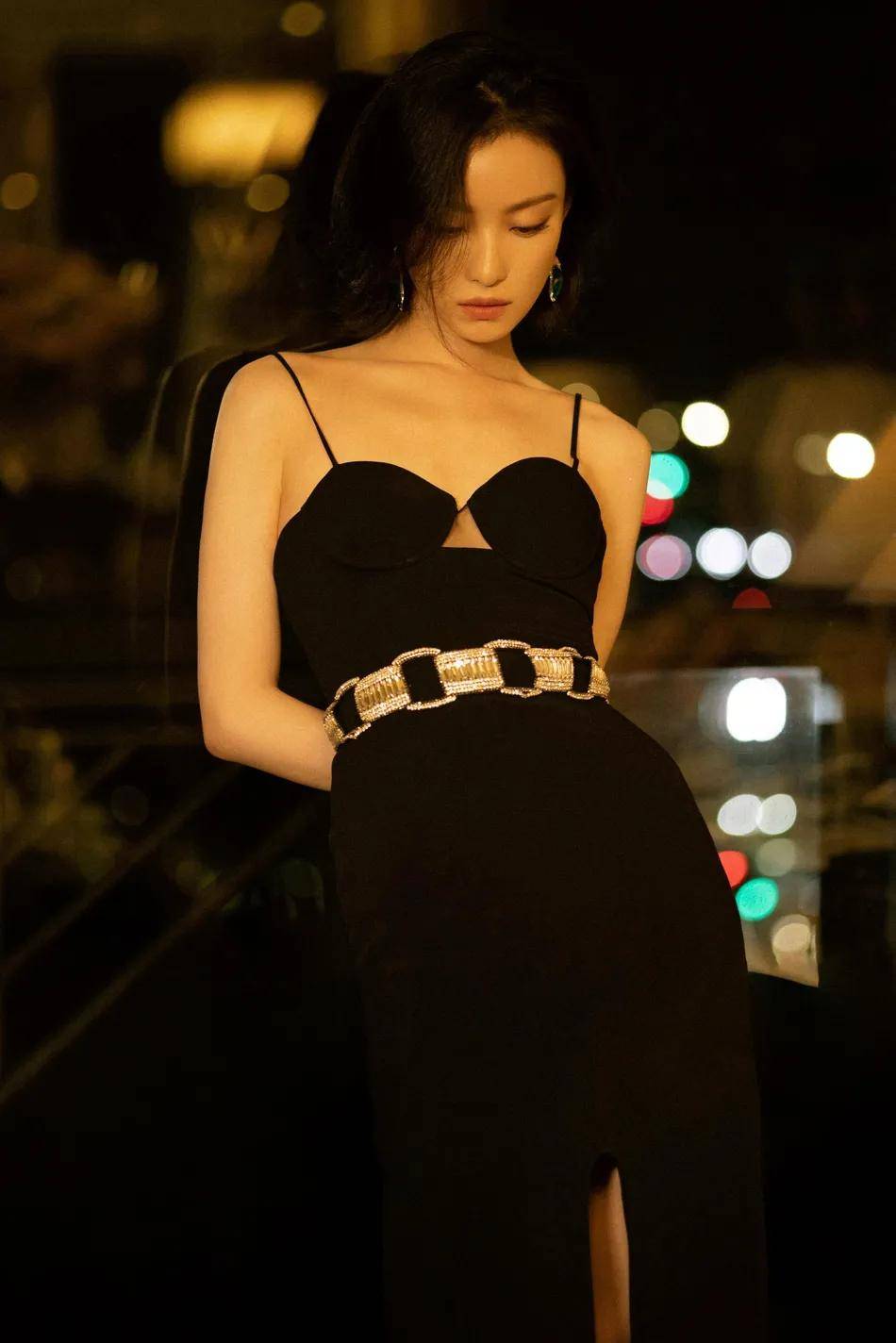 倪妮穿黑色抹胸吊带裙太妩媚了!雪肤娇嫩太性感冷艳
