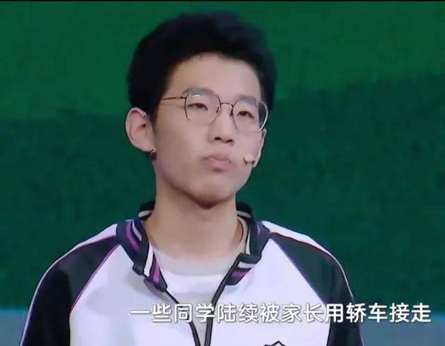 01人们对衡中学生张锡峰的讨论仍在继续.