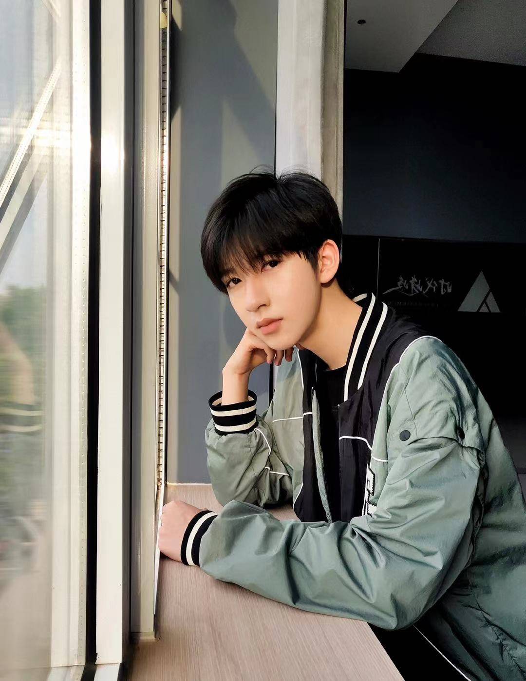 能量偶像人物志:身着白衣,心有锦缎——贺峻霖_少年团