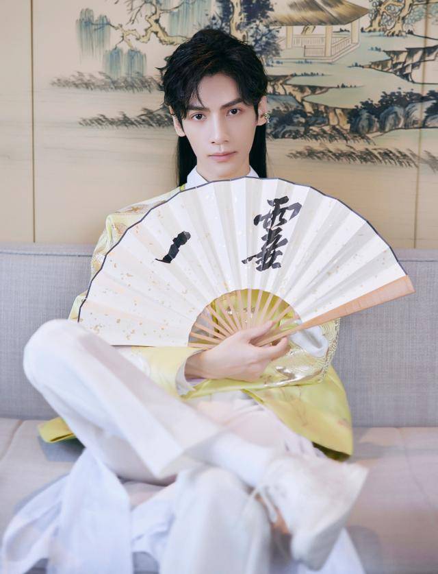 原创罗云熙执扇国风装太帅了像是古代穿越来的美男子只可惜太瘦了