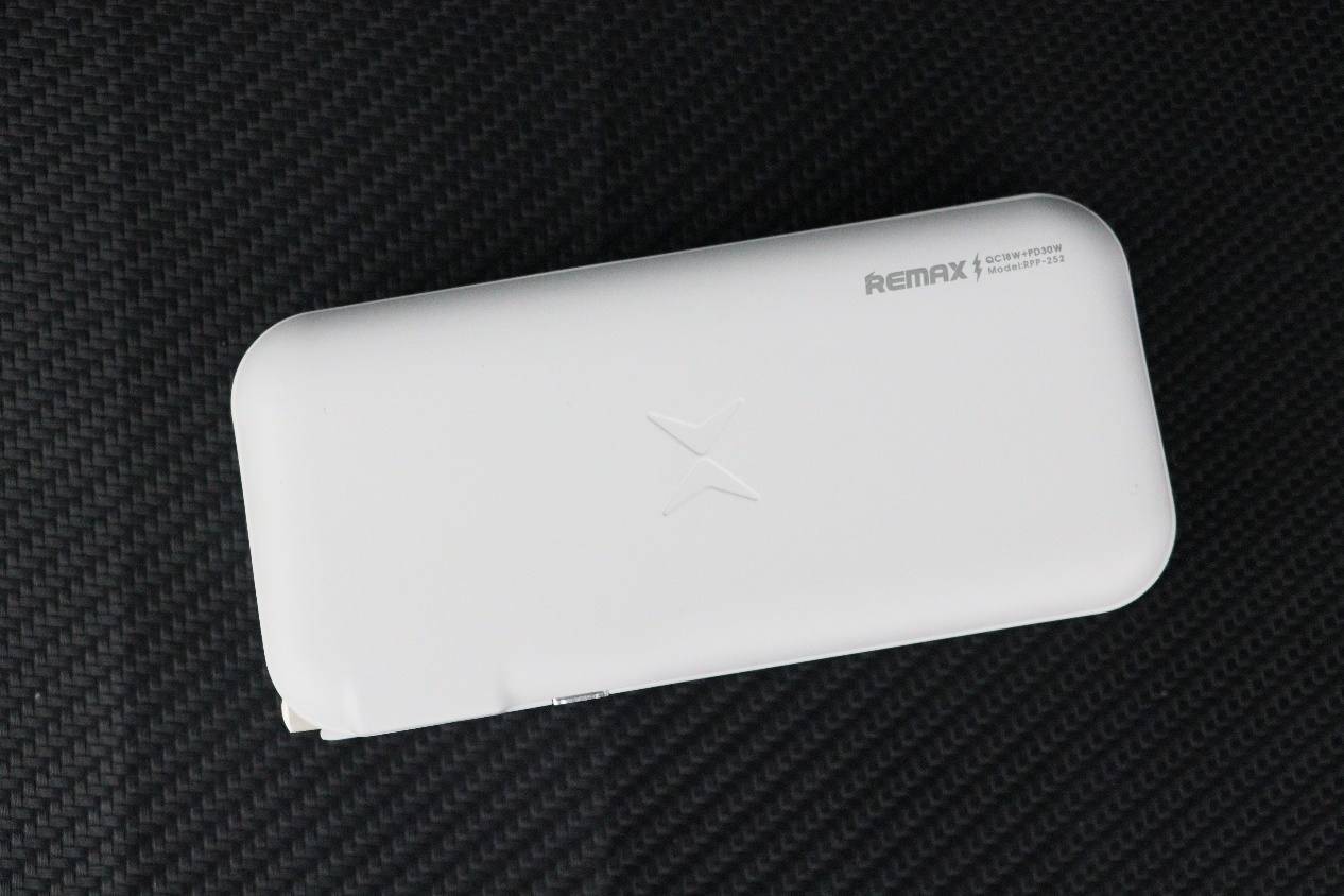 万能充体验丨remax睿量30w大功率自带线充电宝