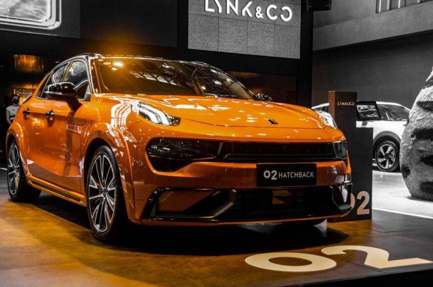 之所以第一眼就能看到这台摆在展台当中的领克02 hatchback,很大程度