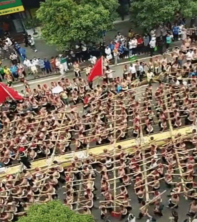 贵州2000多名壮汉抬龙舟，浩浩荡荡如同蚂蚁搬家，场面壮观