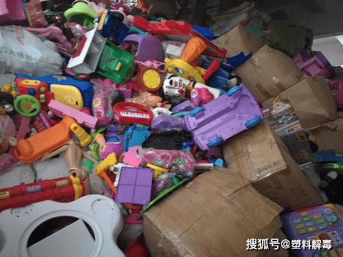 废弃的塑料玩具 图片来源网络
