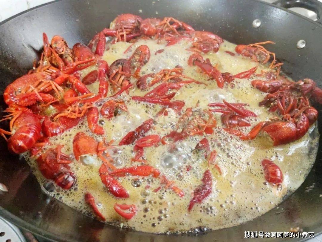 夏天到了,蒜蓉十三香小龙虾在家也能做,干净又卫生,美味又实惠