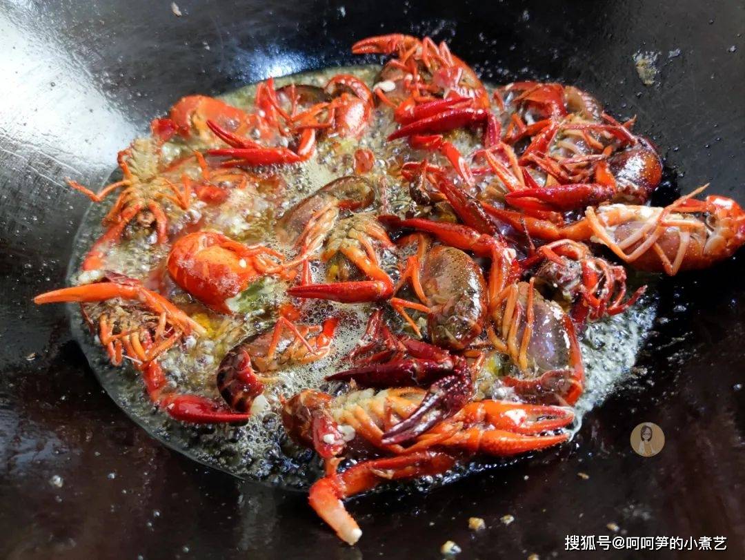 小龙虾可以不过油直接炒吗 f1cb31bc0ca5416c85d2b64d7802c2d4.jpeg