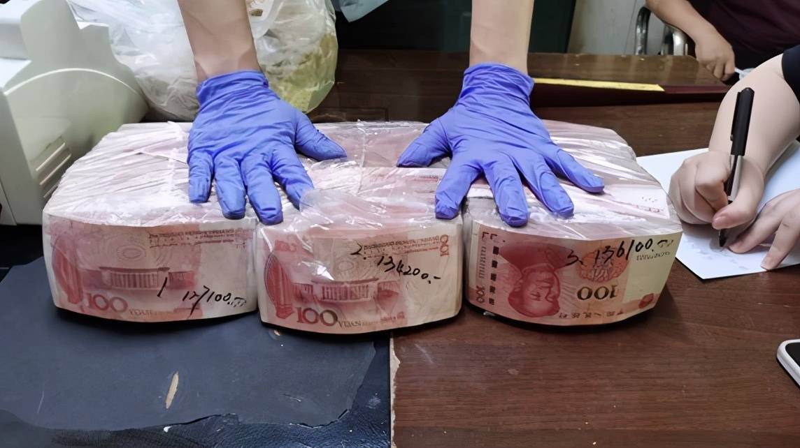 男保安菜市场喂鸡意外捡到40万现金失主我一直没想起来