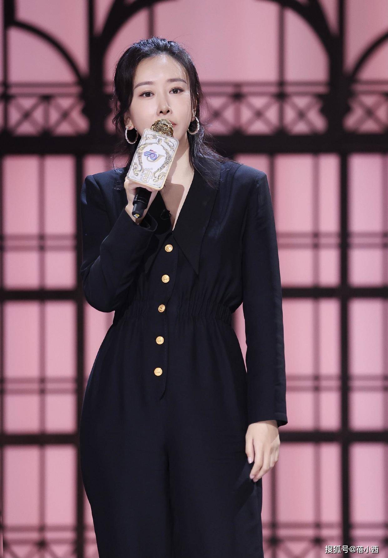 原创毛俊杰不愧是尤物女神穿深v领连衣裙气质惊艳真不怕走光