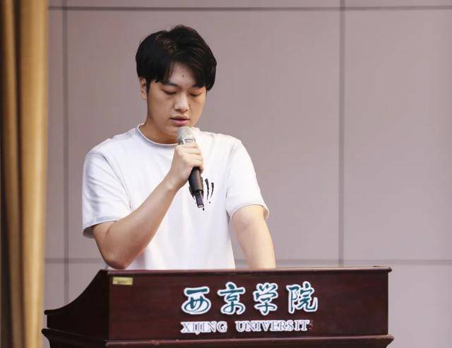 教务处副处长邢卓宣读西京学院《关于对2021年"挑战杯"大赛获奖个人