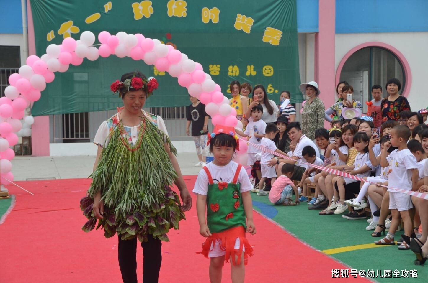 幼儿园环保服装设计大bsport体育赛：家长花样百出另类“攀比”笑yue了！(图2)