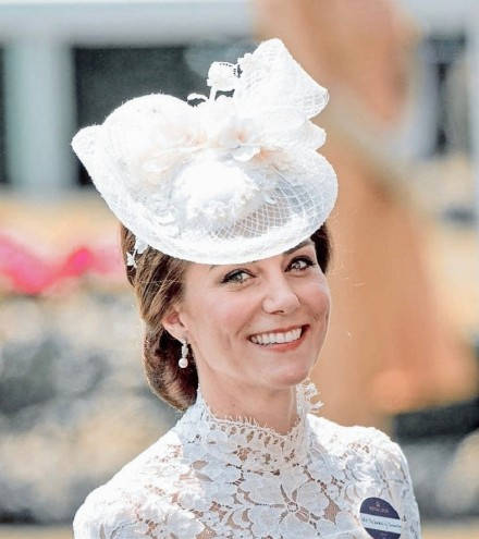 原创英国皇室马会上流贵妇们盛装亮相还是简约大气的穿搭最显贵气