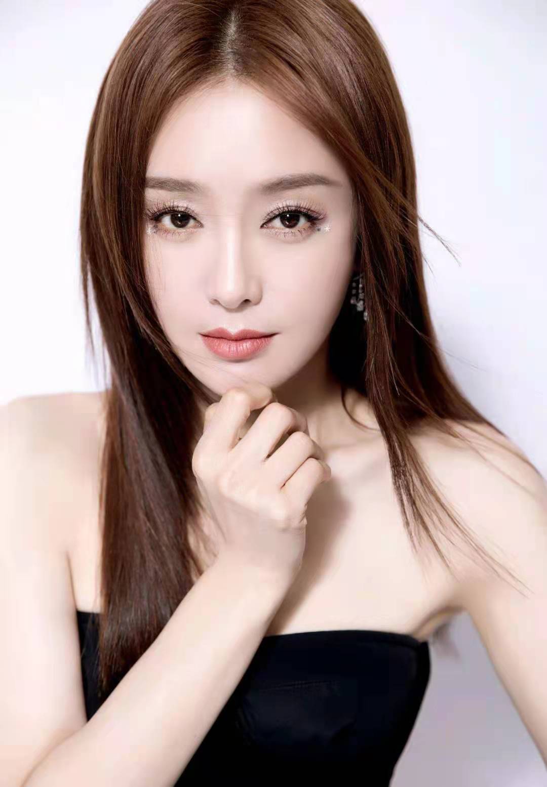 按照该网友的说法,这一组照片是秦岚的近照,如今的秦岚已经41岁了,她