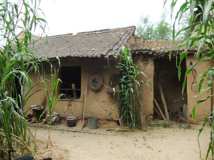 原创农村60后童年居住过的土墙茅草屋已成现在富人眼中的一道风景