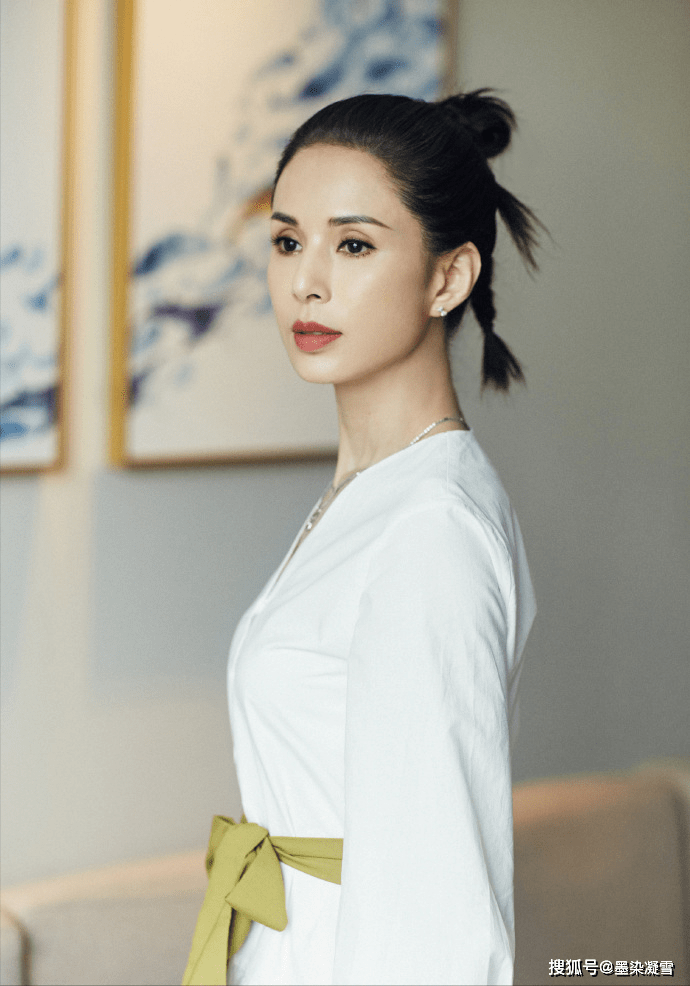 最美王语嫣李若彤晒白色长裙美照真的是保养有方还是当初的王语嫣