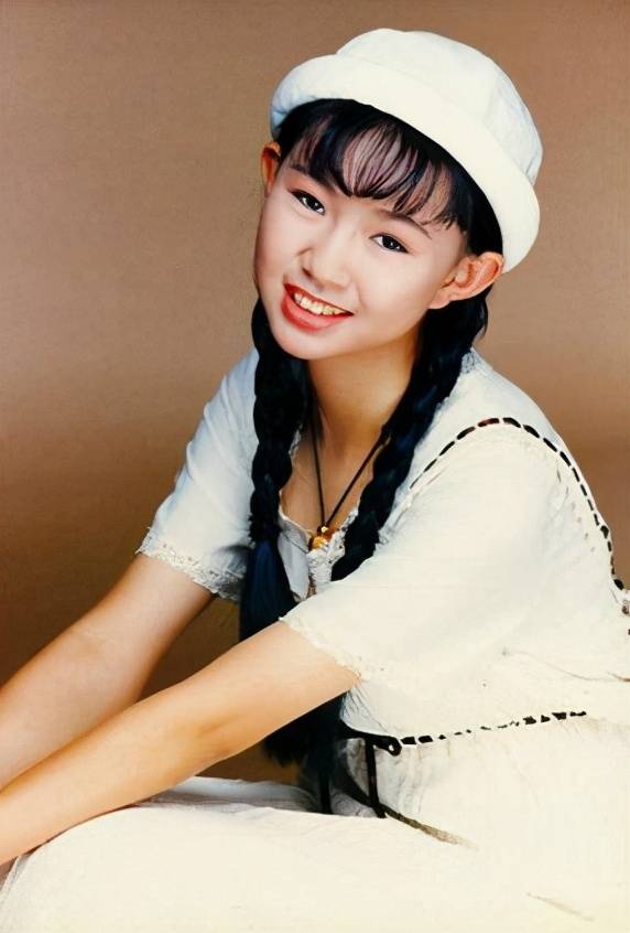 童星出道的卓依婷,因聪明好学和歌声甜美,5岁就登台表演,在农村成为家