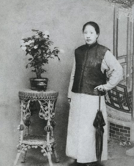 1904年,近代女革命家秋瑾留学日本时,曾与留日学生组织了一个"演说