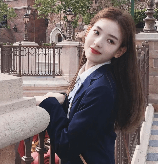 原创孙一宁无滤镜生图曝光五官硬朗脸颊变宽颜值普通不如95小花