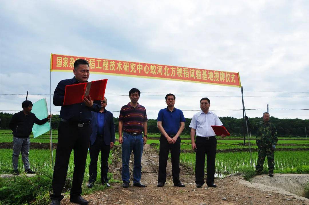 齐绍武在仪式上说,这里青山环绕,生态环境优良,还有优质的灌溉用水.