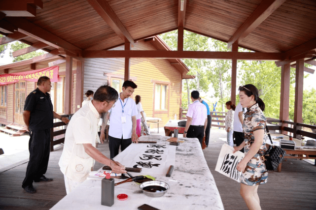 孔子学院副院长,中国书法家协会会员,孔子第73代传人孔庆金现场书法